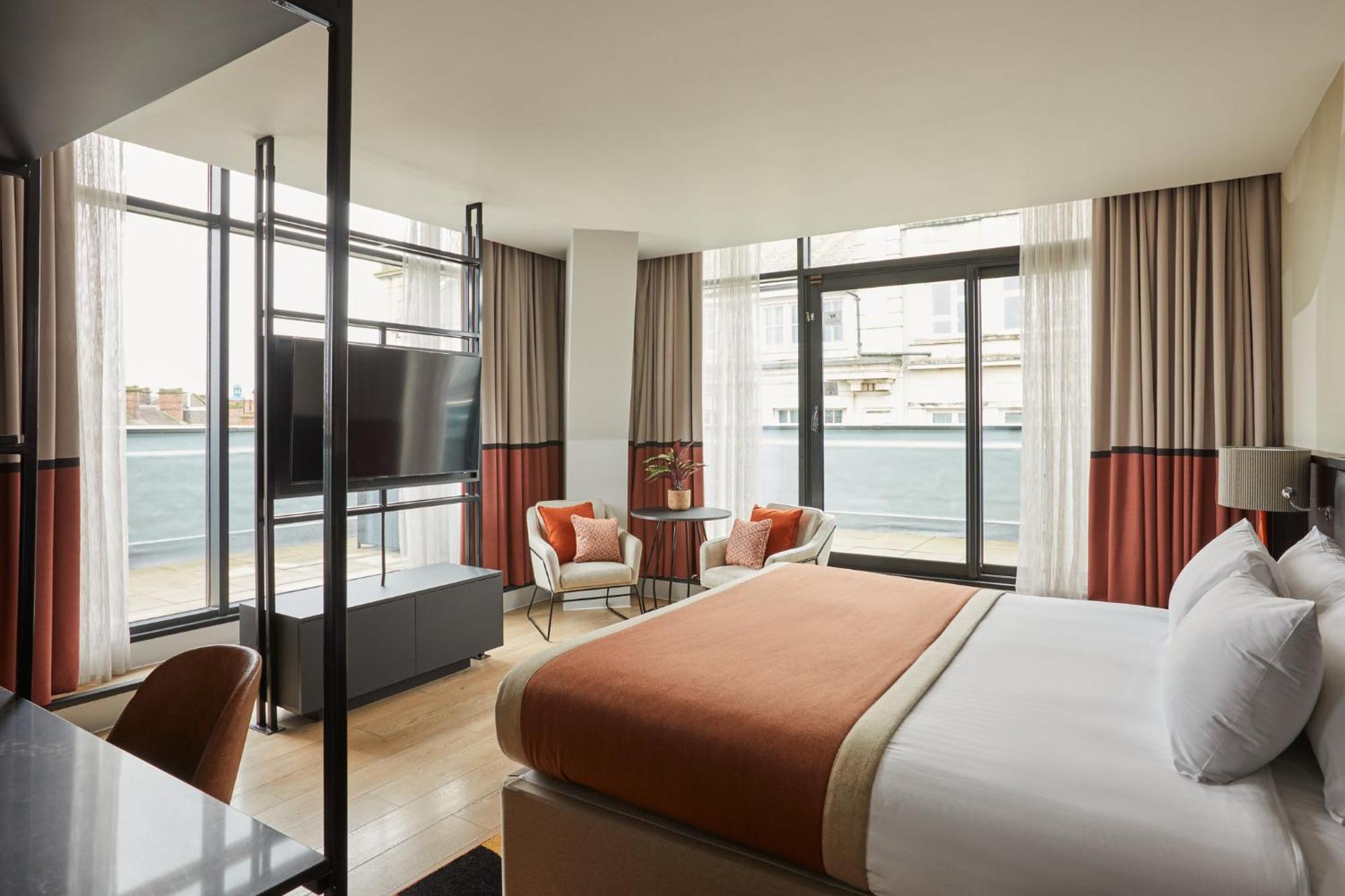 Premium Corner King Room Balcony City View