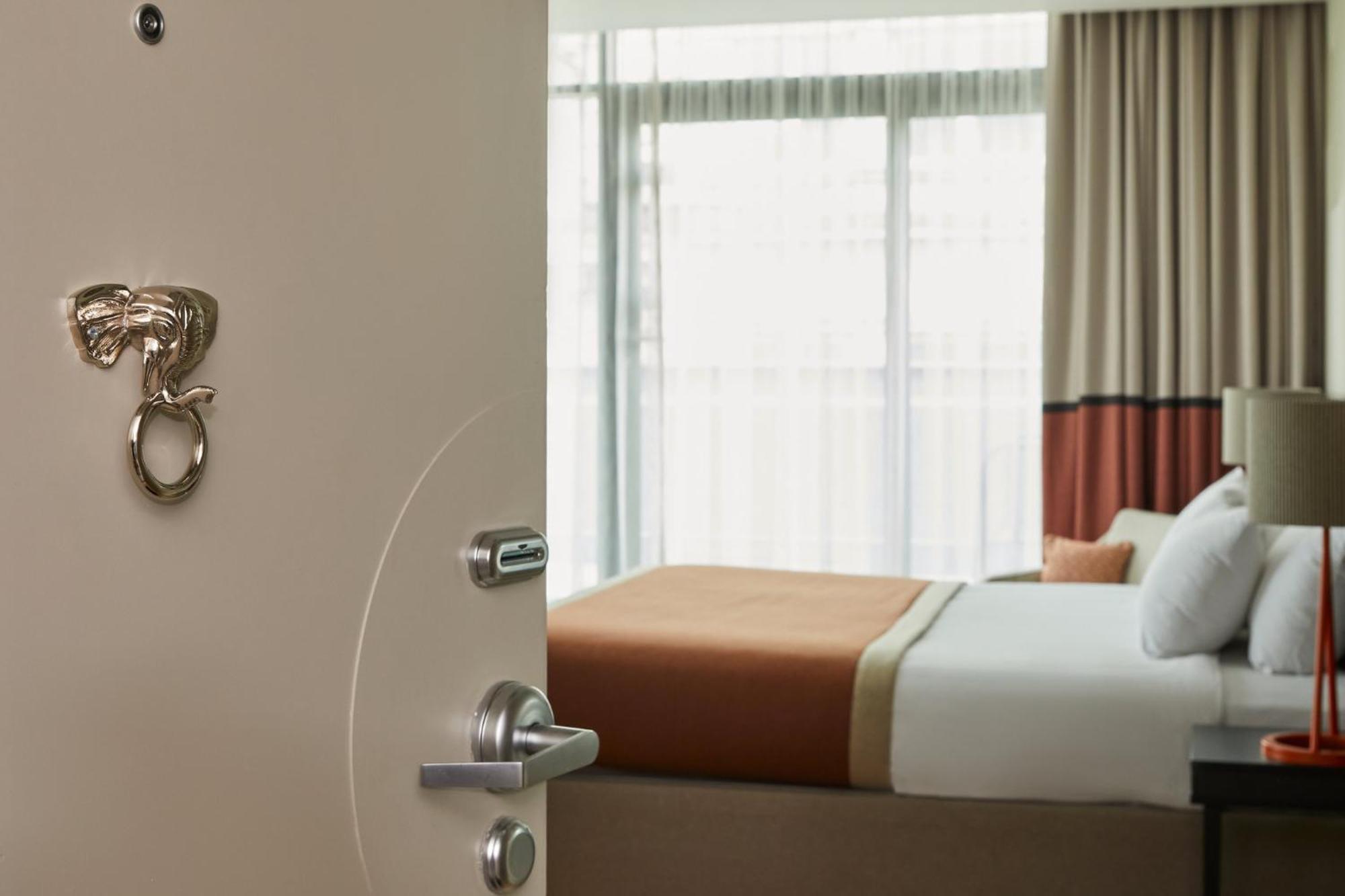Premium Corner King Room Balcony City View
